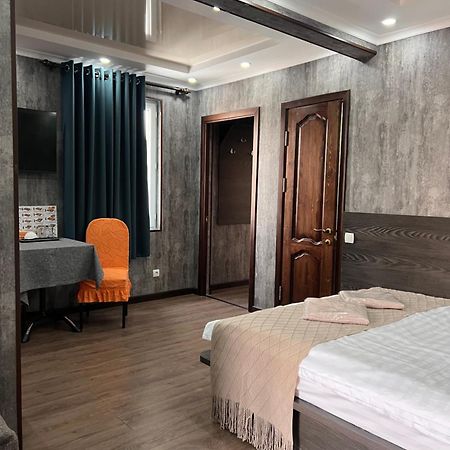 Salut Hotel Bishkek Esterno foto